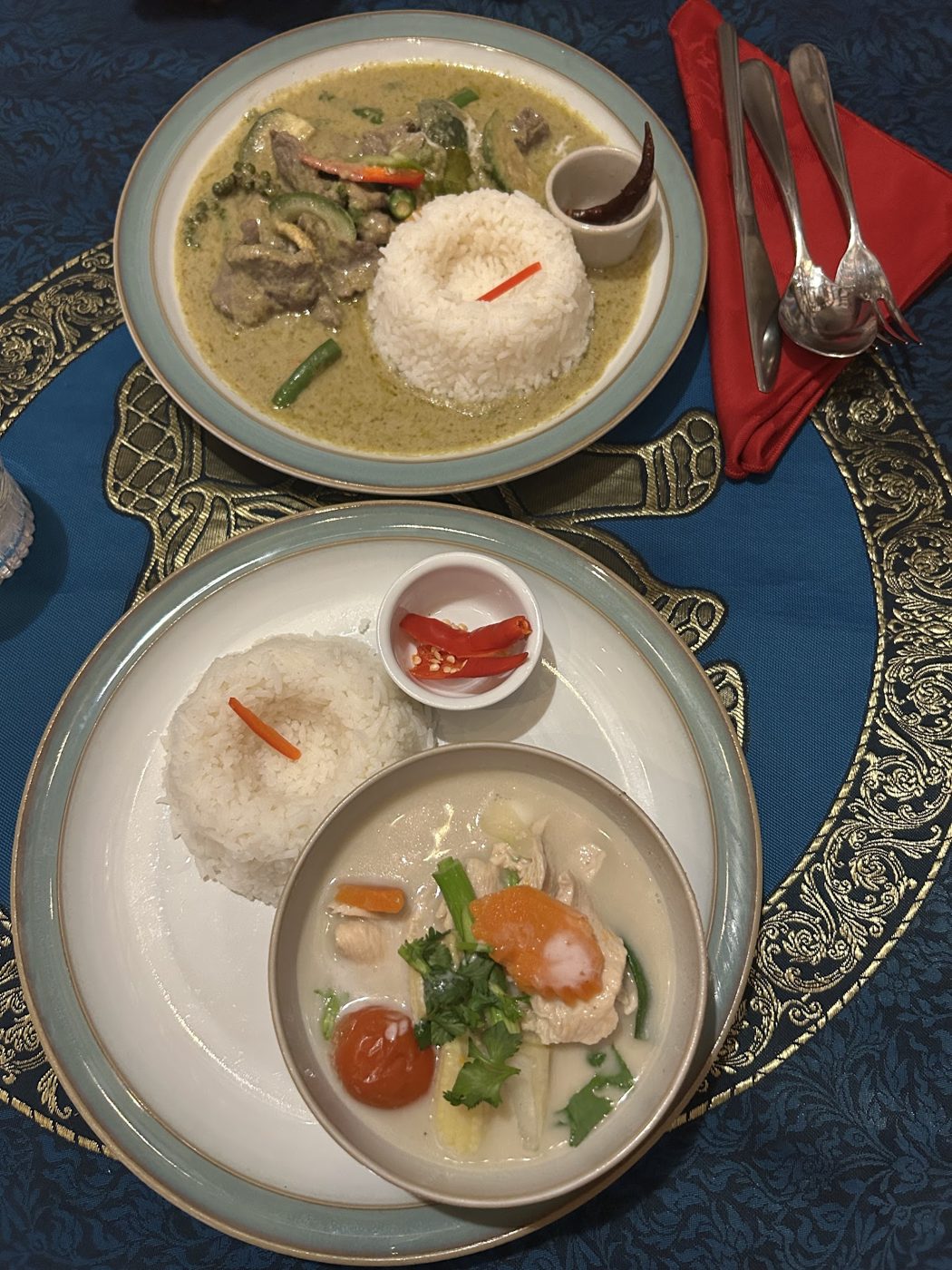 Green curry and a stir-fry with rice